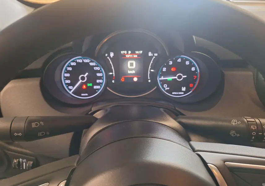 Vue rapprochée du tableau de bord et compteurs numériques du FIAT 500X 2024, affichage au repos.