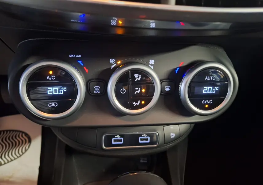 Commandes de climatisation digitale avec affichage à 20°C et ports USB dans l'habitacle du FIAT 500X bleu 2024.