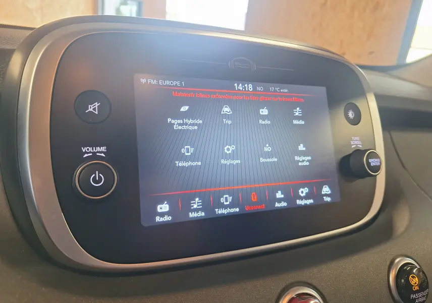 Écran tactile central du tableau de bord du FIAT 500X bleu, affichant les options multimédia et réglages.