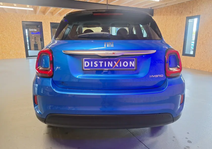 Vue arrière d'une FIAT 500X 1.5 Firefly 130 Sport Pack bleu métallisé avec logo Hybrid et feux arrière LED.