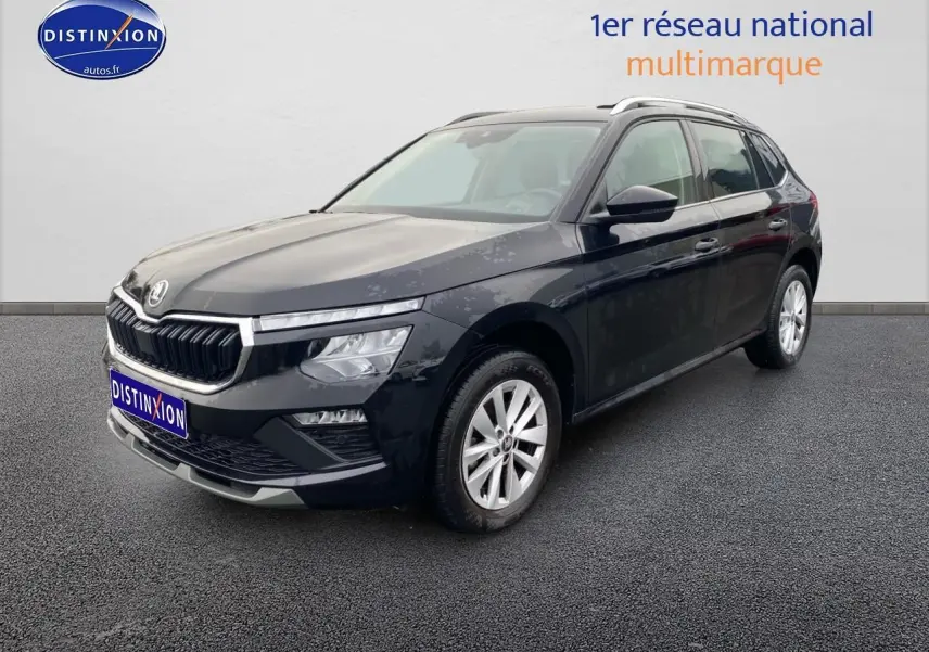 SKODA KAMIQ noir vue 3/4 avant droit avec calandre chromée et jantes alu sur fond neutre.