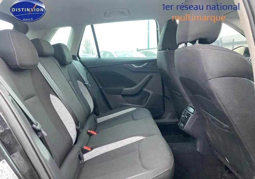 Vue intérieure côté gauche montrant la banquette arrière noire et grise du Skoda Kamiq 2025.