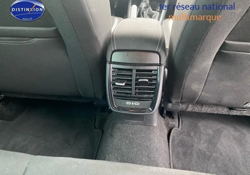 Vue intérieure arrière centrée sur la console centrale noire avec aérateurs du Skoda Kamiq 2025 noir.