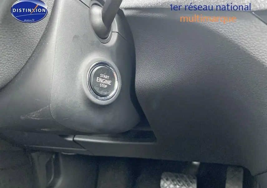 Gros plan sur le bouton start/stop moteur dans l’habitacle noir du Skoda Kamiq 2025 finition Selection DSG7.