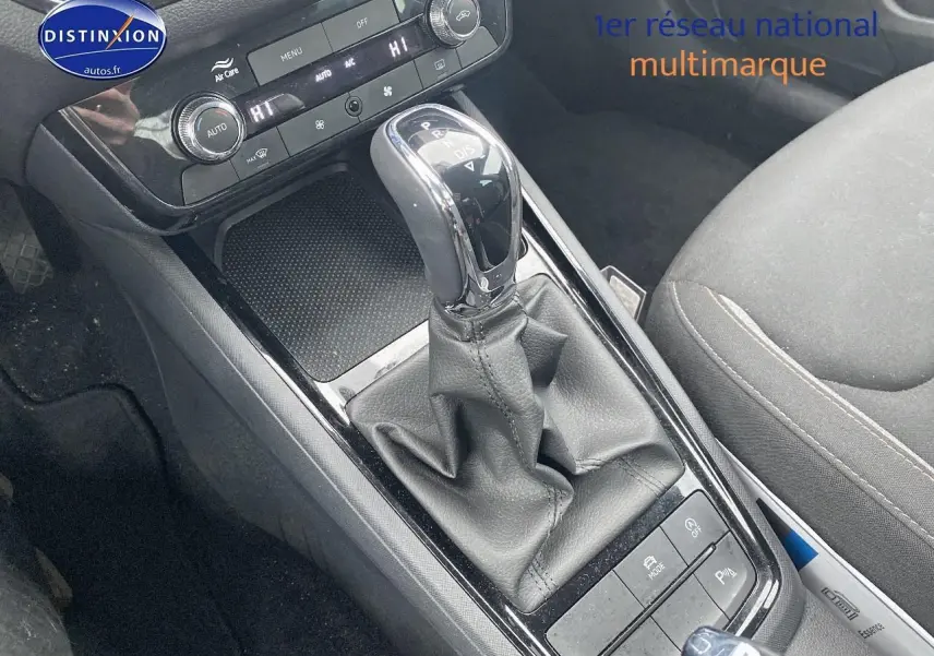 Vue rapprochée de la console centrale du Skoda Kamiq 2025, avec levier de vitesses automatique et commandes de climatisation.