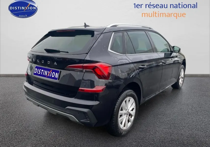 Vue 3/4 arrière droite d'un Skoda Kamiq noir 2025 avec barres de toit et feux arrière LED distinctifs.