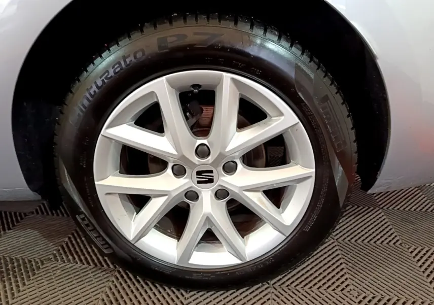 Gros plan sur la roue avant droite d'une SEAT Leon gris foncé avec jante alliage et pneu Pirelli Cinturato P7.