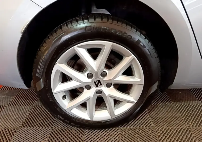 Gros plan sur la roue avant droite grise d'une SEAT LEON 2022 avec jante alliage et pneu Pirelli visible.