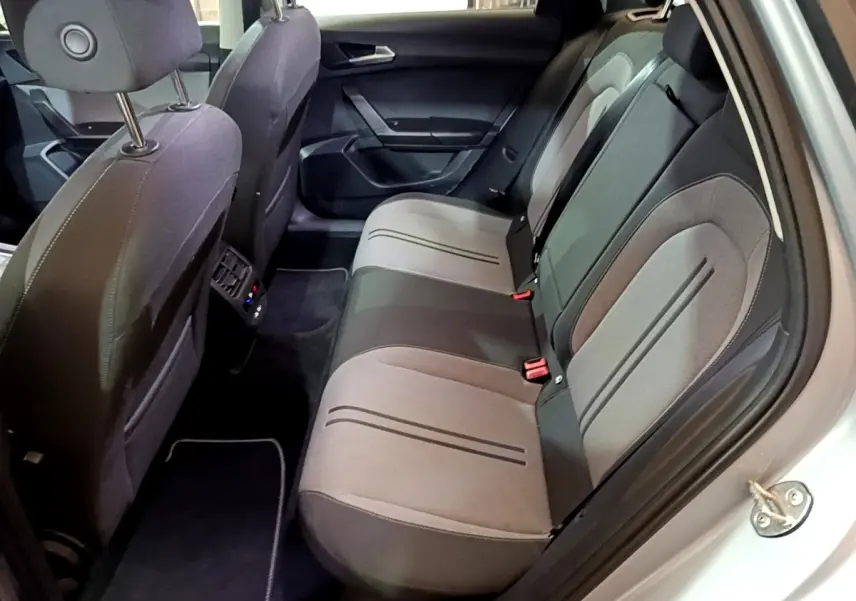 Vue intérieure côté droit montrant la banquette arrière grise et noire du SEAT LEON 2022 avec portes ouvertes.