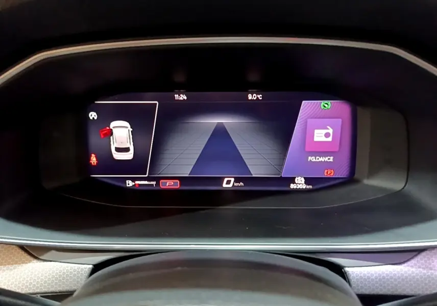 Vue rapprochée du tableau de bord numérique de la SEAT Leon gris foncé, affichant la caméra de recul et l'interface multimédia.