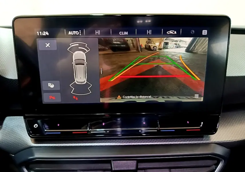 Écran tactile intérieur du tableau de bord du SEAT Leon 2022 affichant la caméra de recul et l’aide au stationnement.