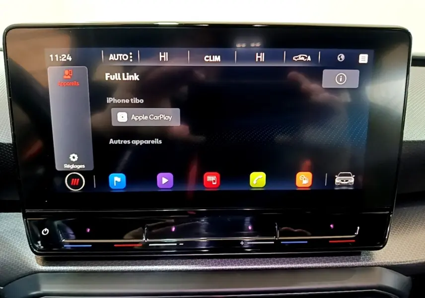 Écran tactile central du tableau de bord de la SEAT Leon 2022 affichant Apple CarPlay en mode connecté.