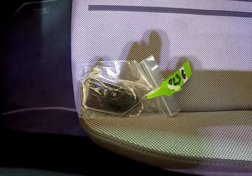 Clé de voiture SEAT Leon 2022 dans un sachet plastique posée sur un siège tissu gris clair.