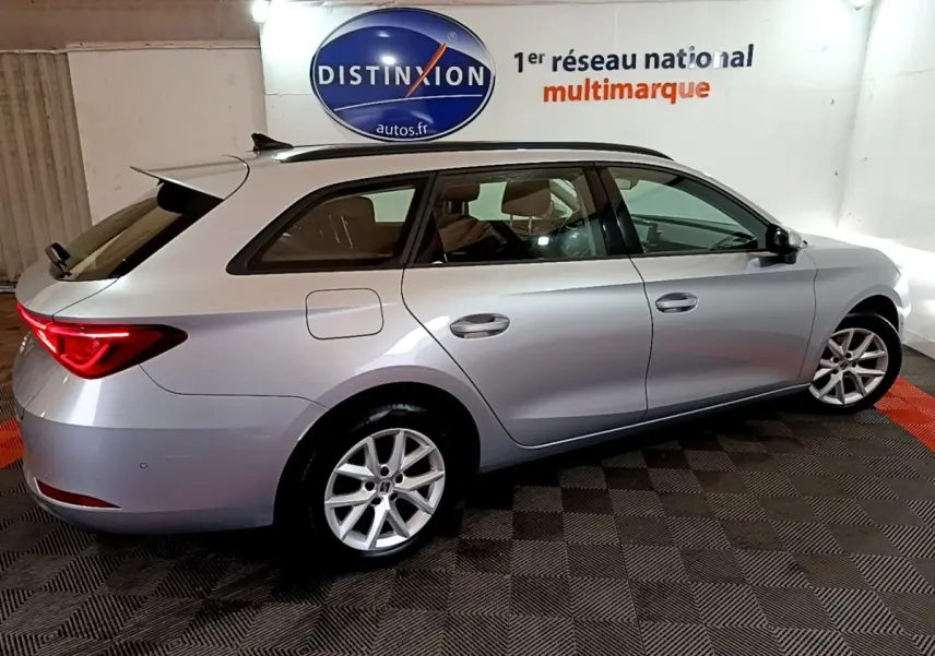 Vue latérale droite d'un break SEAT Leon gris foncé 2022 avec feux arrière LED et jantes alliage.