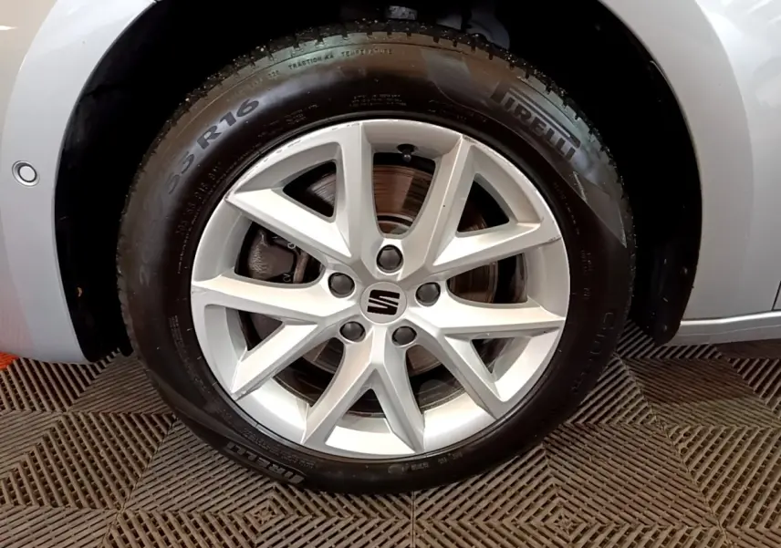 Gros plan sur la roue avant droite d'une SEAT LEON gris foncé avec jante alliage 16 pouces et pneu Pirelli.