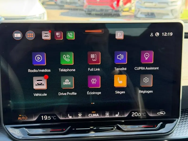 Écran tactile central du tableau de bord du CUPRA Formentor 2025, affichant les menus multimédias et réglages.