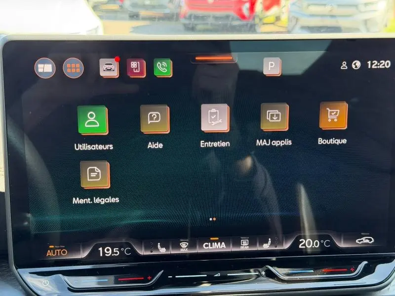 Écran tactile intérieur du CUPRA Formentor 2025 affichant le menu principal avec commandes climatisation à 19,5°C et 20°C.