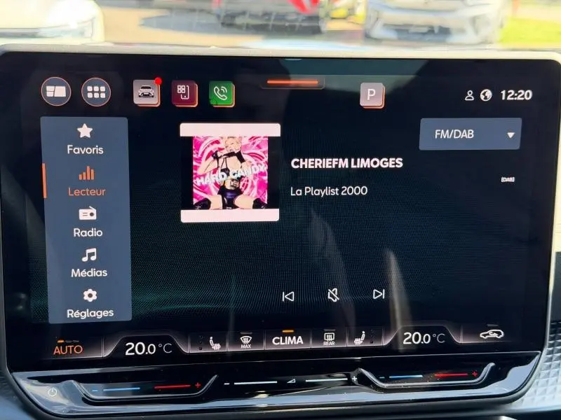 Écran tactile central du tableau de bord du CUPRA Formentor 2025 affichant la radio FM/DAB et les commandes de climatisation.