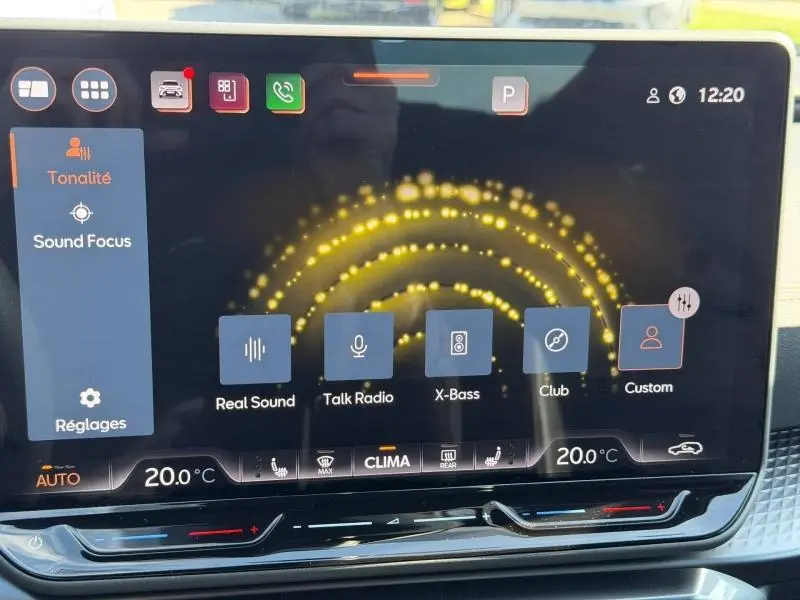 Écran tactile intérieur du CUPRA Formentor 2025 montrant les réglages audio avec interface moderne et température à 20°C.