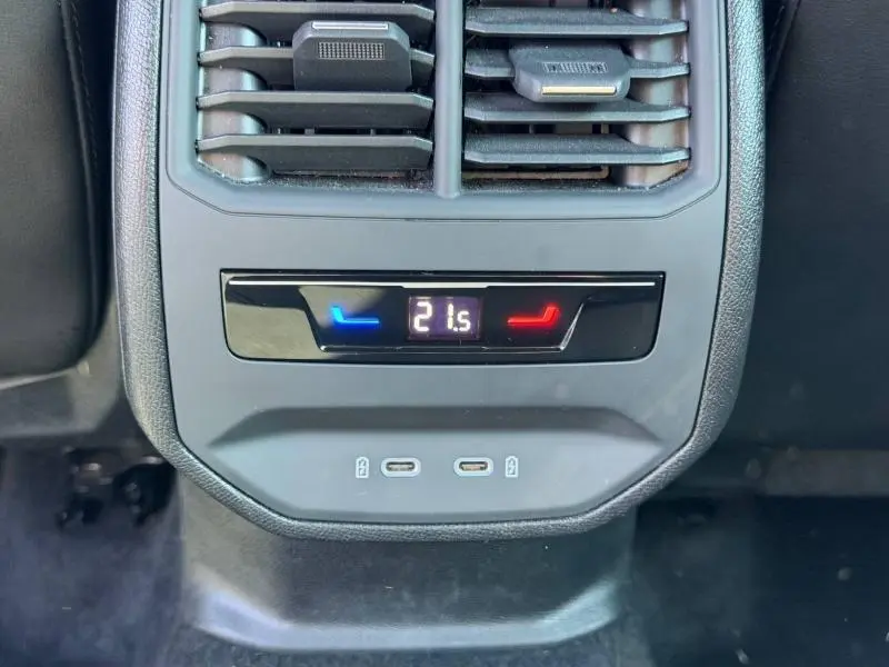 Détail de la console arrière avec réglage de la climatisation à 21,5°C et deux ports USB-C sur CUPRA Formentor noir.