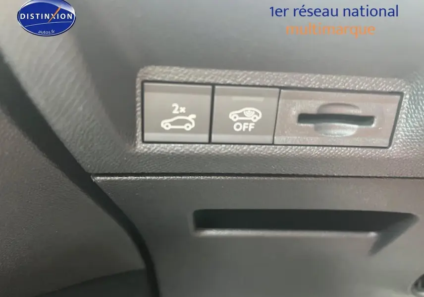 Gros plan sur les commandes intérieures noires du tableau de bord du Peugeot 3008 gris titane.