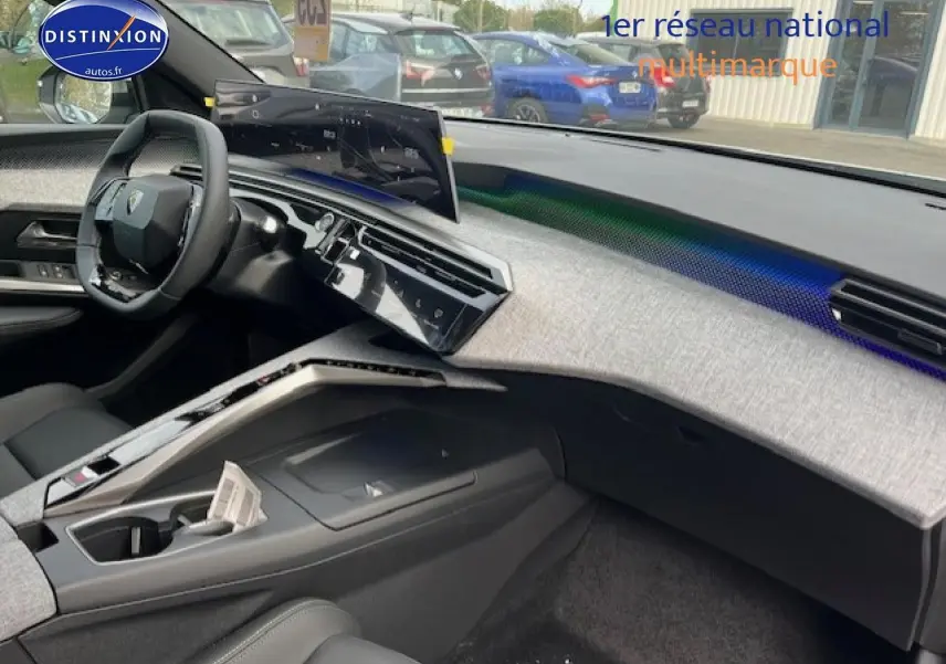 Intérieur du Peugeot 3008 gris titane, vue côté passager mettant en valeur le tableau de bord moderne avec éclairage d'ambiance.