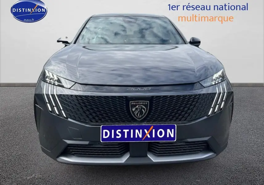 Vue frontale d'un Peugeot 3008 gris titane avec calandre noire et feux LED verticaux distinctifs.