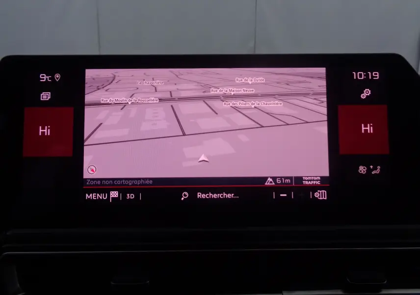 Écran tactile du système de navigation du Citroën C5 Aircross noir métal, affichant une carte 3D et la température extérieure.