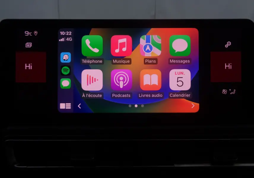 Écran tactile central du Citroën C5 Aircross 2022 affichant les applications Apple CarPlay en intérieur noir.