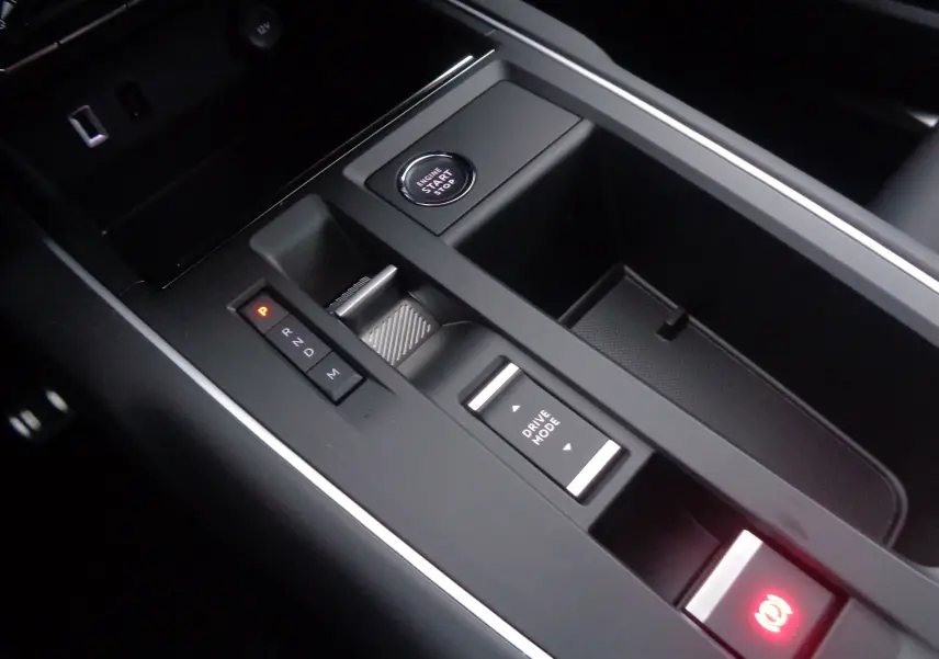 Vue rapprochée de la console centrale noire du Citroën C5 Aircross 2022 avec bouton start/stop et commandes boîte auto.