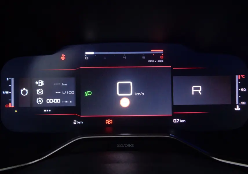 Tableau de bord numérique du Citroën C5 Aircross noir, affichant vitesse zéro et marche arrière activée.