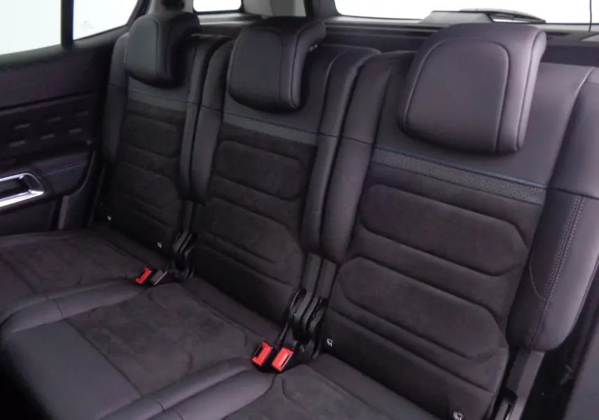 Vue rapprochée des sièges arrière en cuir noir et alcantara du Citroën C5 Aircross 2022 finition Shine.