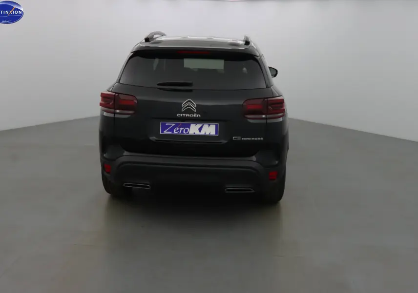 Vue arrière d'un Citroën C5 Aircross noir métal avec feux rouges et plaque Zero KM visible.