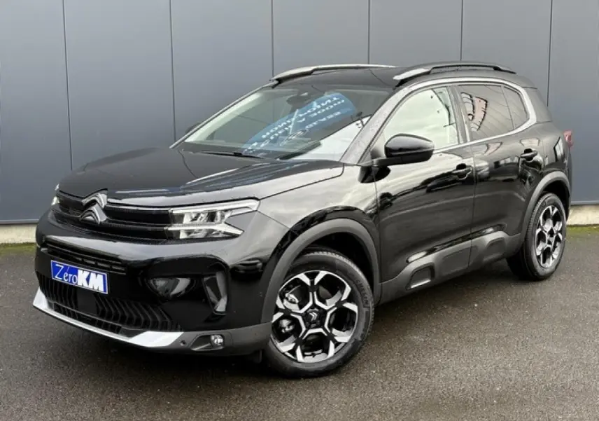 Citroën C5 Aircross Hybrid noir Perla vue 3/4 avant droit avec jantes alliage bi-ton et barres de toit noires.