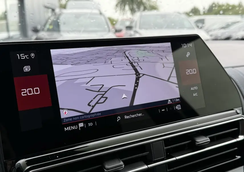Écran tactile GPS 10 pouces du Citroën C5 Aircross Hybrid affichant une carte en intérieur lumineux.