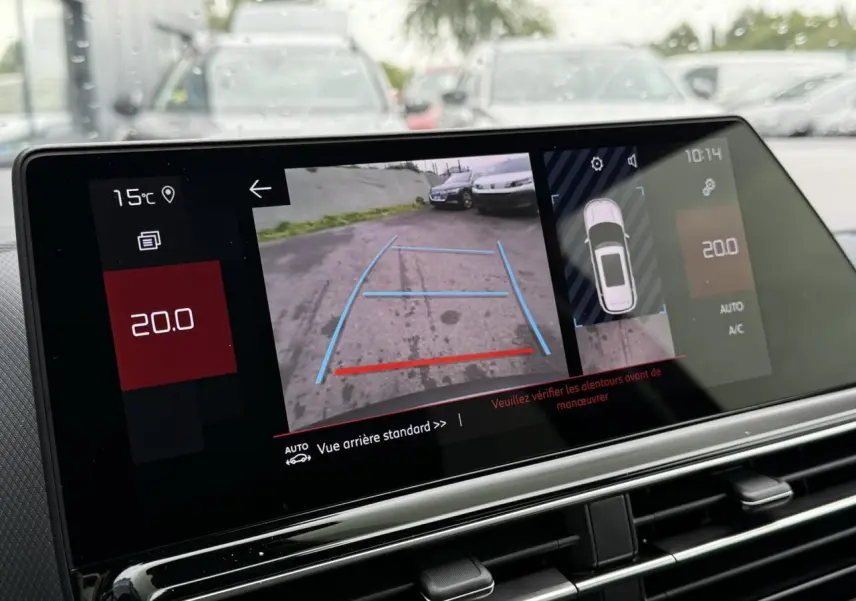 Écran tactile intérieur du Citroën C5 Aircross Hybrid noir montrant la caméra de recul et la température à 20°C.