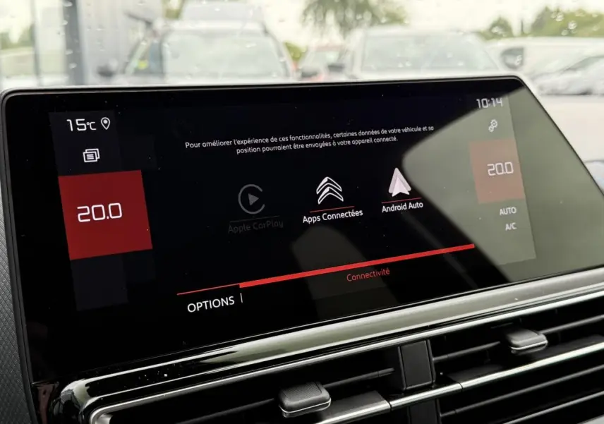 Écran tactile 10 pouces du tableau de bord du Citroën C5 Aircross Hybrid noir, affichant les options connectivité