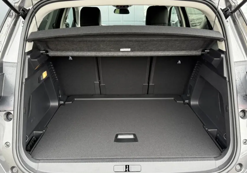 Coffre ouvert vu de l'arrière d'un Citroën C5 Aircross noir Perla, espace de chargement propre et spacieux.