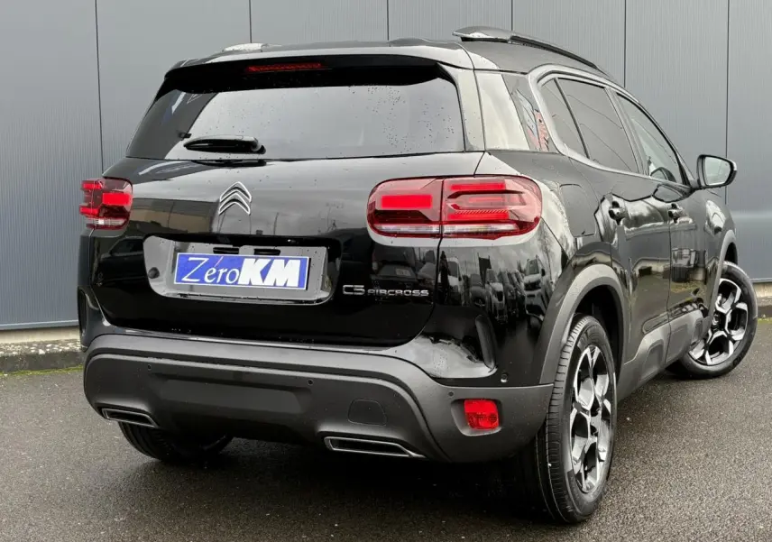 Vue 3/4 arrière droite d'un Citroën C5 Aircross Hybrid noir Perla avec jantes alliage 18'' et feux arrière LED 3D.