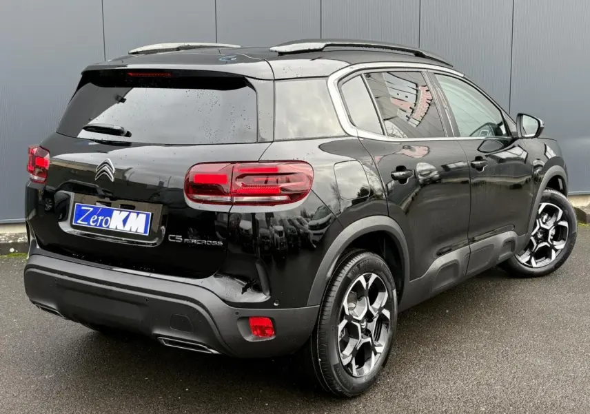 Vue 3/4 arrière droite d'un Citroën C5 Aircross Hybrid noir Perla avec jantes alliage bi-ton et feux LED arrière.