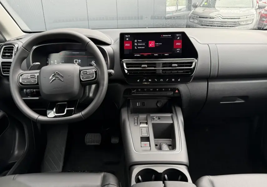 Intérieur noir du Citroën C5 Aircross Hybrid 2025, vue frontale du tableau de bord avec écran tactile 10 pouces et volant multifonction.