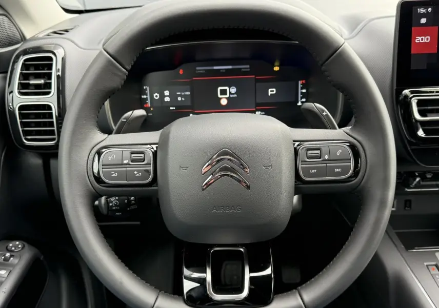 Volant en cuir noir de Citroën C5 Aircross Hybrid 2025 avec commandes intégrées et tableau de bord numérique.