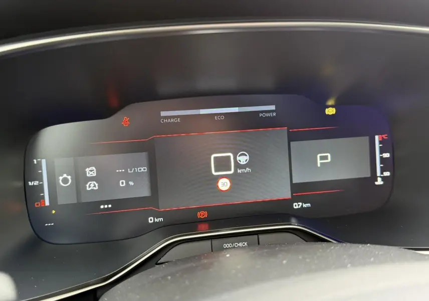 Tableau de bord numérique de la Citroën C5 Aircross Hybrid noir, affichant la vitesse, mode éco et indicateurs de charge.