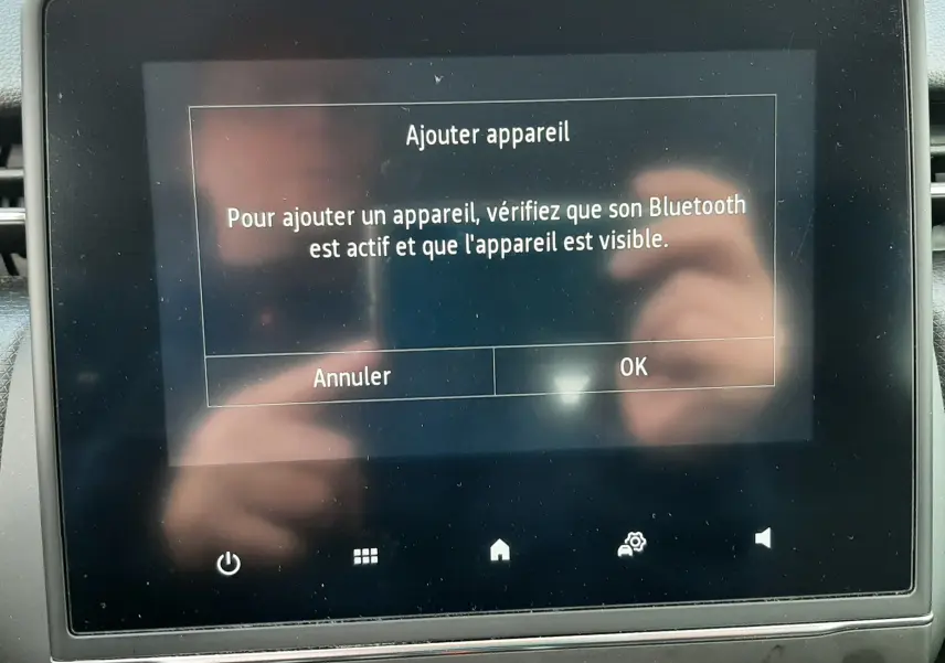 Écran tactile central de la Renault Clio V blanc, affichant une demande d'ajout d'appareil Bluetooth.