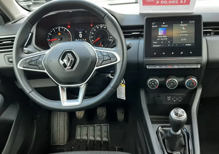 Vue intérieure avant centrée sur le volant Renault, tableau de bord numérique et levier de vitesses manuel de la Clio V 2022.