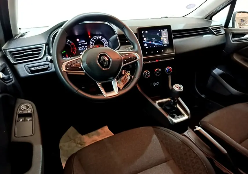 Vue intérieure avant droite du tableau de bord et volant cuir noir de la Renault Clio Business SCe 65 de 2021.