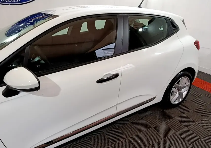 Profil droit d'une Renault Clio Business blanche 2021 avec poignées noires et jantes alliage visibles.