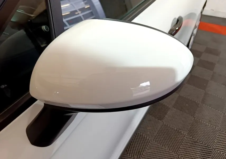 Rétroviseur blanc côté gauche de Renault Clio Business 2021, vue rapprochée avec carrosserie blanche en arrière-plan.