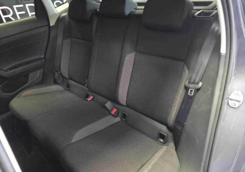 Vue intérieure côté arrière droit sur la banquette tissu noire de la Volkswagen Polo gris métallisé 2025 VI Edition.