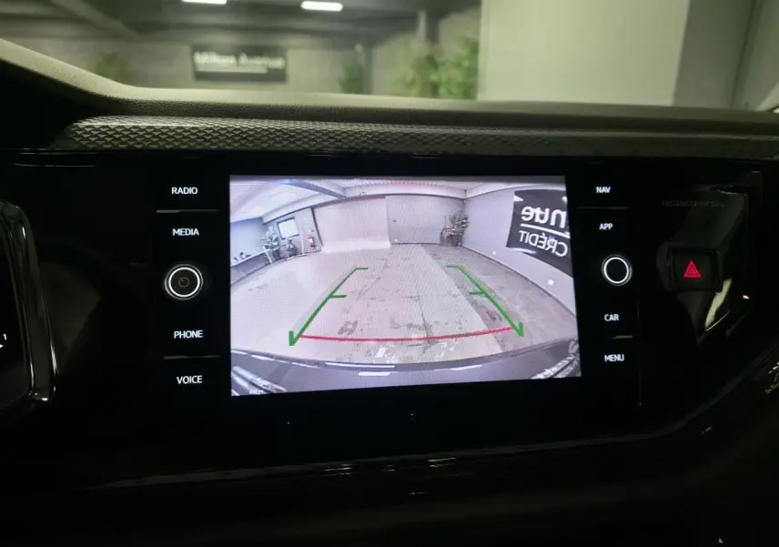 Écran tactile intérieur de la Volkswagen Polo 2025 montrant la caméra de recul avec guidage de trajectoire.